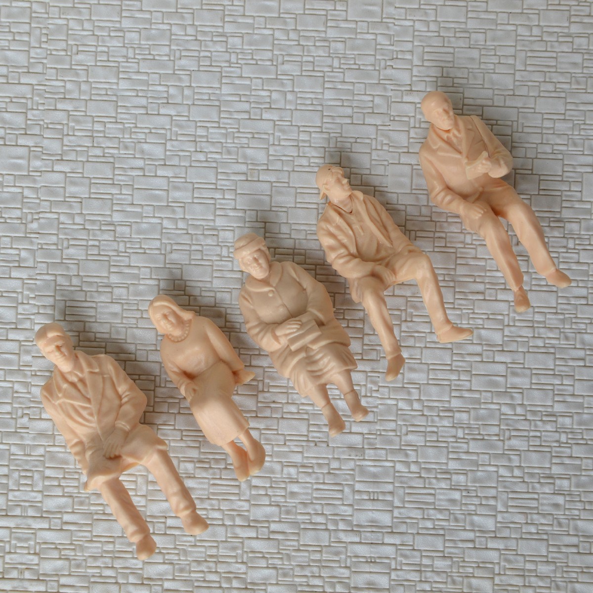 5 x G Scale 1:22.5 unPainted Figures all seated 5 different poses People (WeHonest)